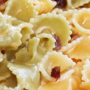 FARFALLE CON MELON Y QUESO RALLADO