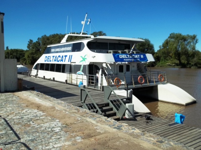 BARCO QUE NOS CONECTA CON ARGENTINA EN EL PUERTO DESDE CARMELO