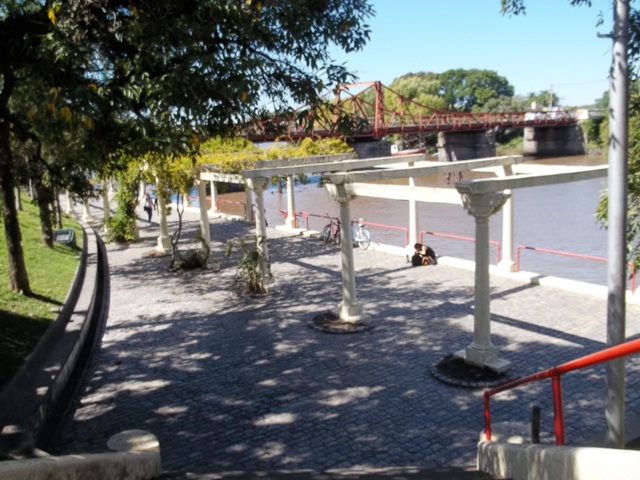 PLAZA DEL PUERTO Y PUENTE EN CARMELO URUGUAY