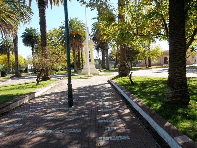 PLAZA EN LA CIUDAD DE CARMELO