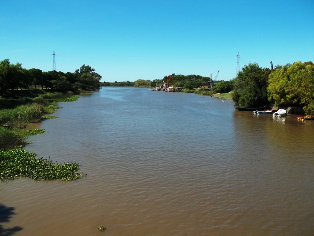 EXCELENTE IMAGEN DEL ARROYO DE LAS VACAS EN LA CIUDAD DE CARMELO URUGUAY