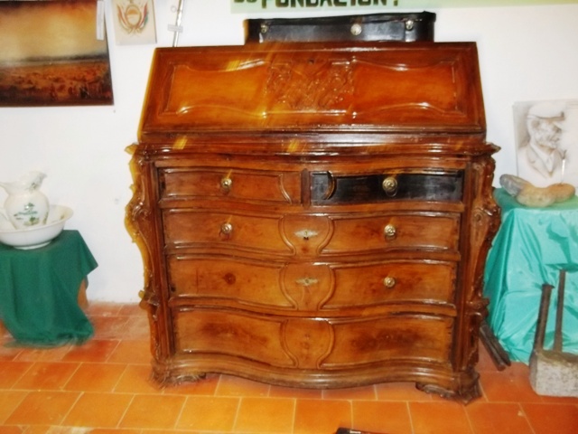 ANTIGUO MUEBLE EN SANTUARIO DEL CARMEN