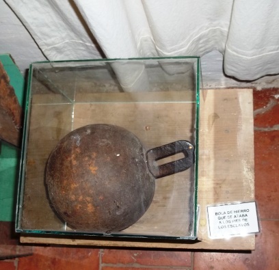 BOLA DE HIERRO QUE SE ATABA A LOS PIES DE LOS ESCLAVOS EN MUSEO DEL CARMEN