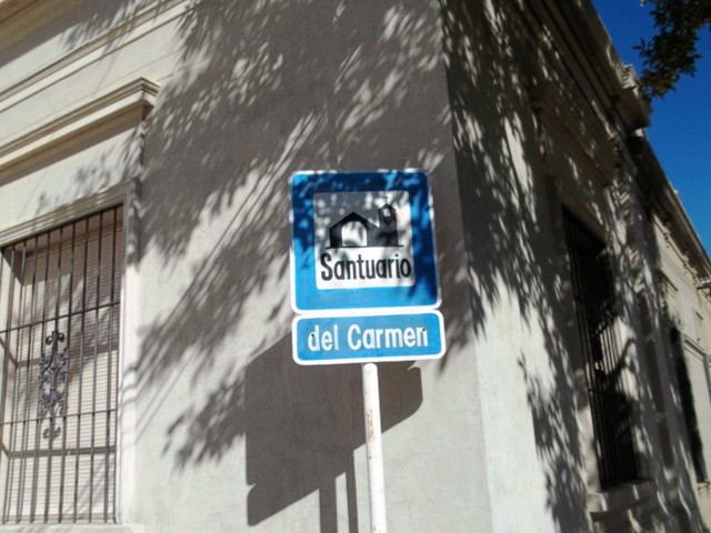 CARTEL DEL SANTUARIO DEL CARMEN EN CARMELO QUE RECIBE AL VISITANTE