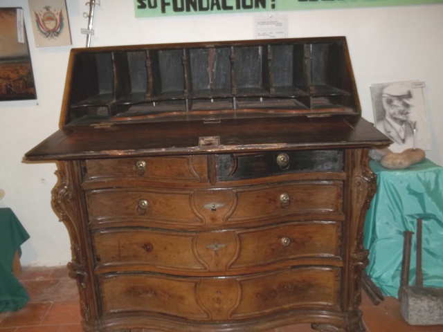 MUEBLE ANTIGUO EN MUSEO DEL CARMEN