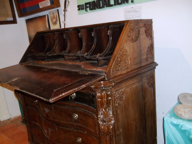 OTRO ANGULO DEL MUEBLE ANTIGUO EN MUSEO DEL CARMEN