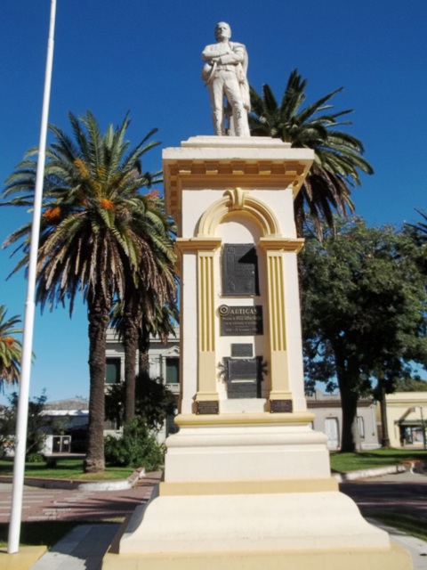 MONUMENTO ARTIGAS EN LA PLAZA QUE LLEVA SU MISMO NOMBRE FRENTE AL MUSEO DEL CARMEN