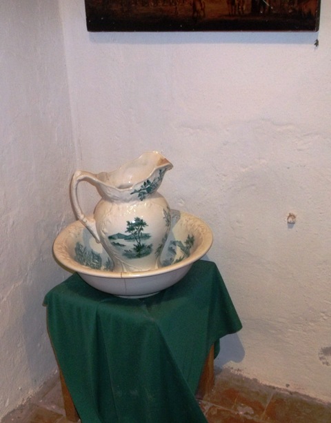 MOBILIARIO DE LA EPOCA EN MUSEO DEL CARMEN
