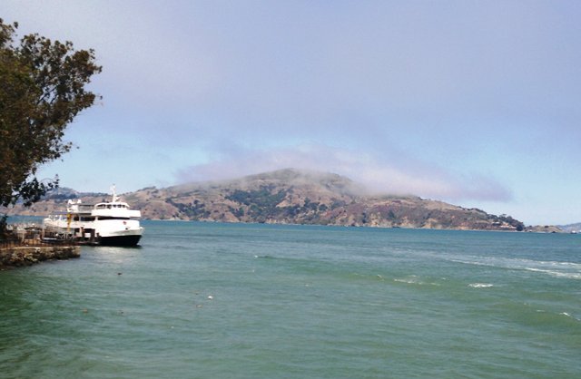 BOTE EN LA BAHIA DE SAN FRANCISCO