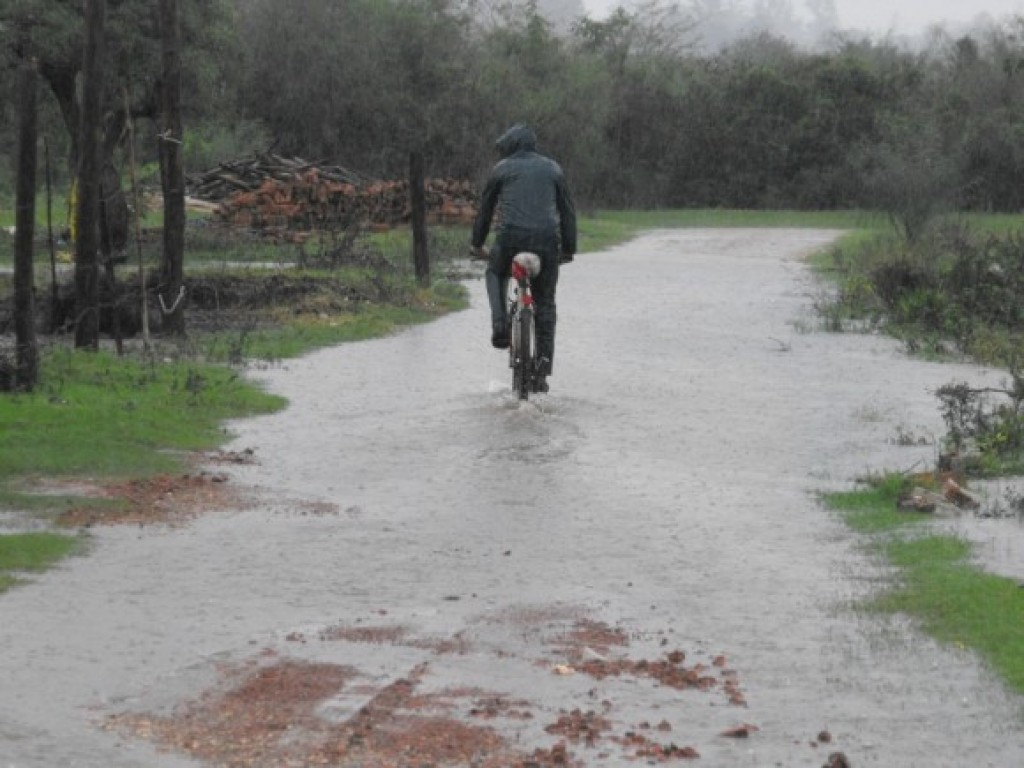 Lluvia torrencial afectó a viviendas y calles de Salto