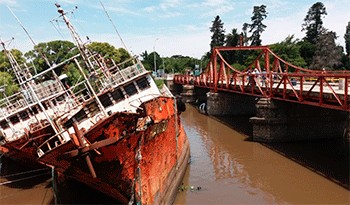 Gobierno retiró los tres barcos que chocaron contra el puente en Carmelo