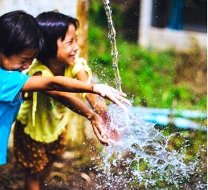 Para crecer sanos, los niños tienen que pasar menos tiempo sentados y jugar más