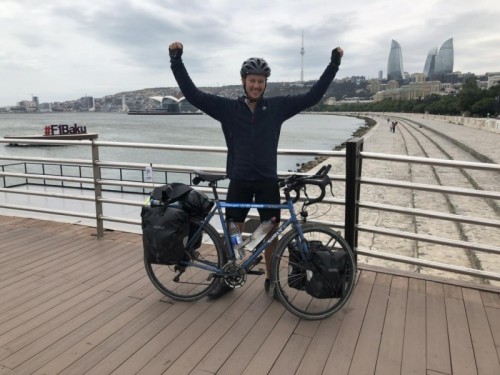 Ciclista pone en pausa su viaje alrededor del mundo por los refugiados
