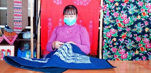 Una cooperativa rural de mujeres chinas da un vuelco a su actividad en la lucha contra la COVID 19