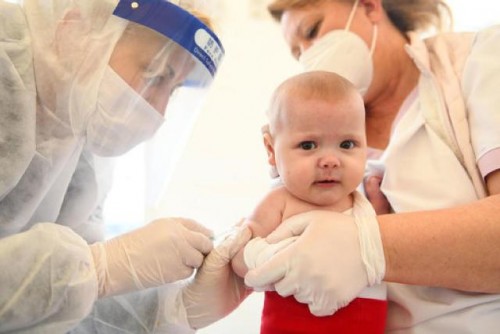 No vacunar a los niños durante la pandemia de COVID es cambiar una crisis de salud por otra