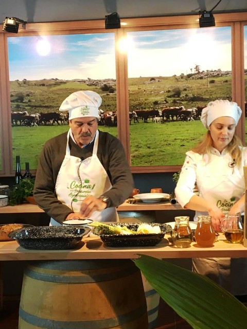 Ministro Uriarte preparó un plato típico en la cocina del estand del MGAP