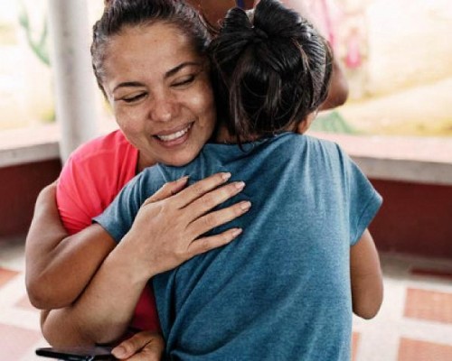 La situación de las niñas venezolanas en Colombia es “para ponerse a llorar”, describe Mayerlín Vergara