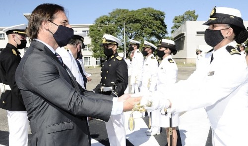 Luis Lacalle Pou encabezó acto de ingreso de 20 oficiales a la Armada Nacional