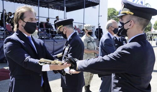 Presidente Lacalle Pou presente en clausura de cursos y colación de grados de Escuela Militar de Aeronáutica