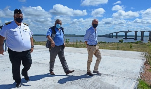 Gobierno instalará base naval en Fray Bentos para aumentar seguridad en río Uruguay