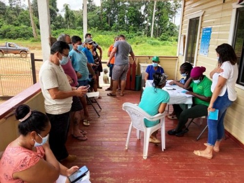 Personas desplazadas en América Latina reciben la vacuna contra la COVID-19