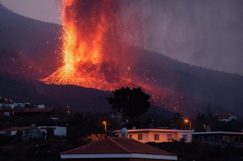 La lava ocupa ya 166 hectáreas de La Palma y ha destruido 350 inmuebles