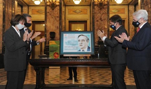 Presidente Lacalle Pou participó del lanzamiento del sello postal en homenaje a Carlos Julio Pereyra
