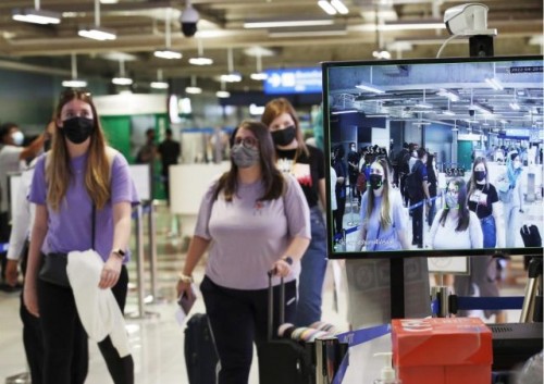 Brasil reforzó el uso de mascarilla y el distanciamiento social en aeropuertos