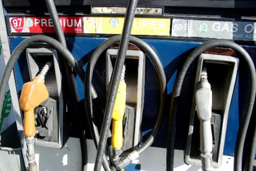 Gobierno trabaja en alternativas para abaratar combustibles al reducir costos operativos
