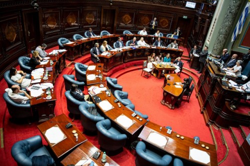 FA convocó a Moreira a comisión del Senado para explicar adjudicación de vivienda