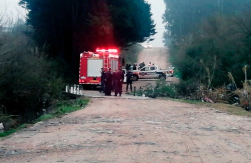 Encuentran a un hombre sin vida en un auto que había sido arrastrado por una correntada