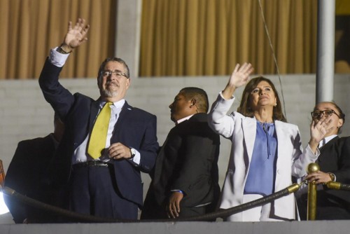 Bernardo Arévalo de León gana la elección presidencial en Guatemala