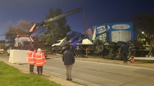 Camión de UPM volcó en accesos a Montevideo; le tiraron una piedra