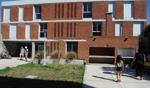 MVOT entregó 40 viviendas en edificio de Montevideo
